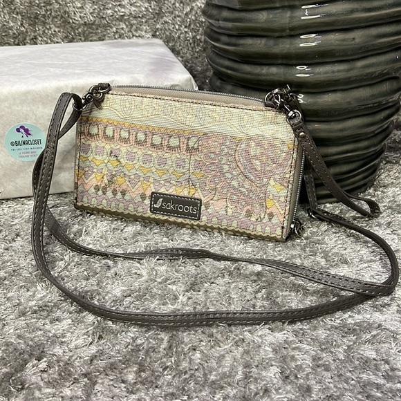 PP.) Sakroots Crossbody Long Wallet - Picture 4 of 13